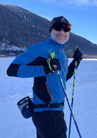 Paesaggio innevato con sci di fondo